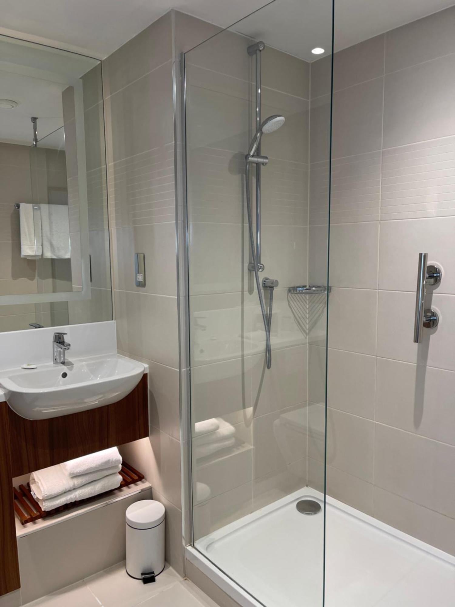 Hotel Courtyard By Marriott London Heathrow Airport Harlington  Exterior foto